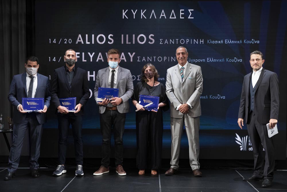 Τα Βραβεία Ελληνικής Κουζίνας για τα εστιατόρια των Κυκλάδων με βαθμολογία 14/20 παρέλαβαν οι (από αριστερά) Μάνος Μπορμπουδάκης, διευθυντής του 