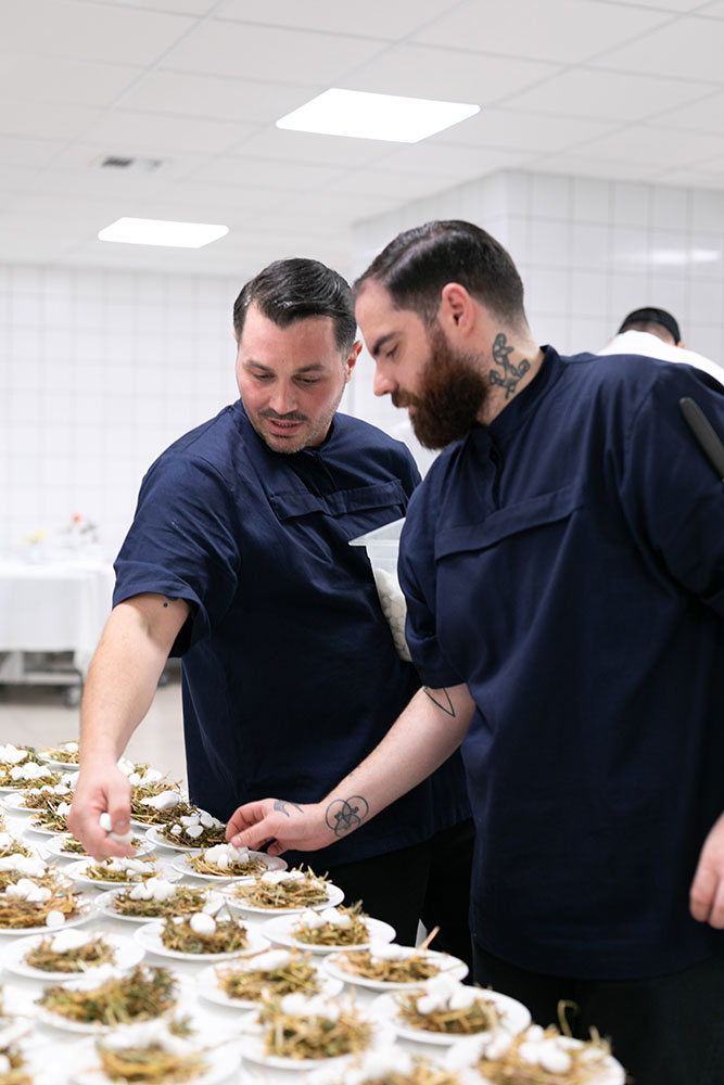Οι ταλαντούχοι σεφ Θάνος Φέσκος και Γιώργος Παπαζαχαρίας επέβλεψαν κάθε λεπτομέρεια της ετοιμασίας του ευρηματικού μενού. - Βραβεία Ελληνικής Κουζίνας