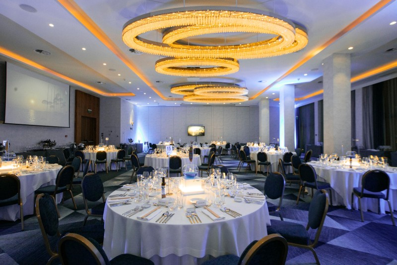 Το κομψό ballroom του «Makedonia Palace» είναι πανέτοιμο για το diner de gala των Βραβείων Ελληνικής Κουζίνας του αθηνοράματος