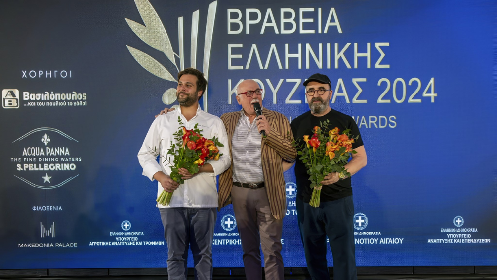 O Δημήτρης Αντωνόπουλος, επικεφαλής γαστρονομίας στο αθηνόραμα και μέλος της γευσιγνωστικής επιτροπής του θεσμού, με τον guest chef της τελετής απονομής Luca Piscazzi και τον executive chef του 