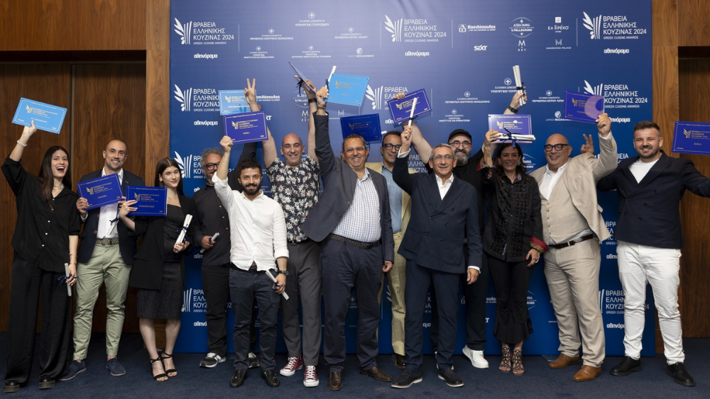 Σε άλλα νησιά των Κυκλάδων βραβεύτηκαν (από αριστερά): Έφη Τάτση (